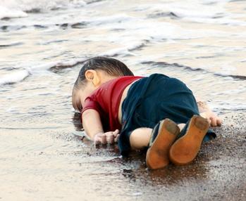 Alan_Kurdi_lifeless_body
