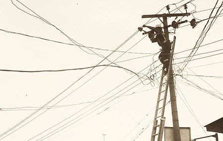 450px-Electrical_workers_at_work