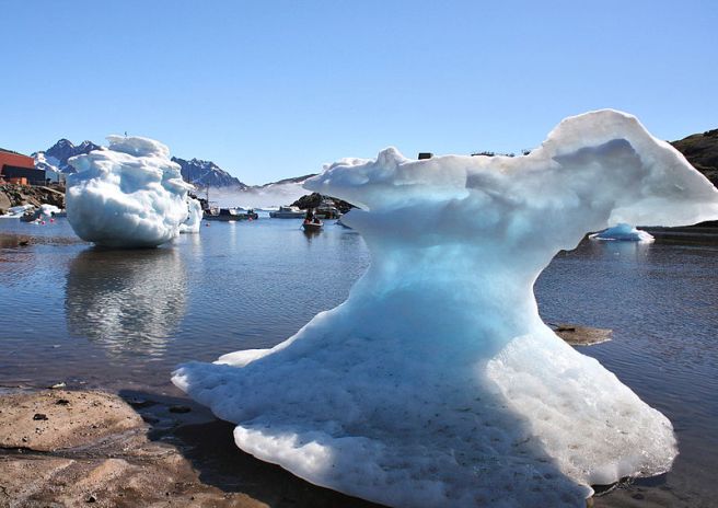 800px-Bergy_bits_near_Tasiilaq