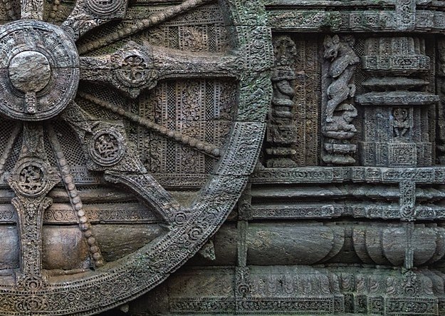1200px-Stone_wheel_engraved_in_the_13th_century_built_Konark_Sun_Temple_in_Orissa,_India