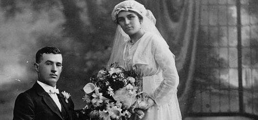 531px-StateLibQld_1_71119_Formal_studio_wedding_portrait,_ca._1910