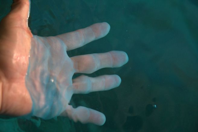 1200px-Hand_in_water_at_the_Blue_Grotto